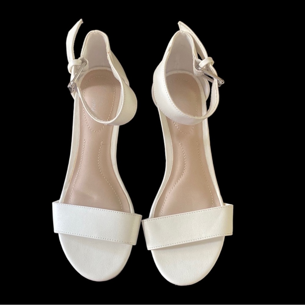 Dexflex Comfort Wedge Strappy Sandals size 6 White